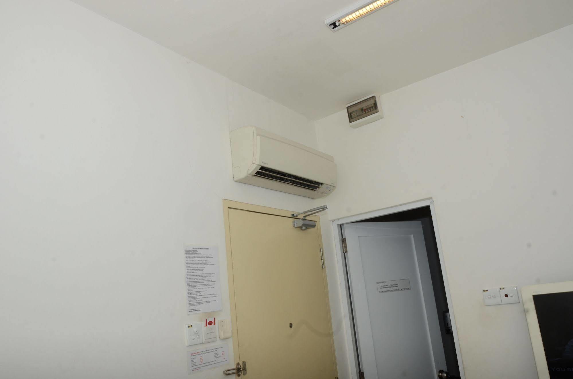 Hotel Alam Indi Johor Bahru Buitenkant foto